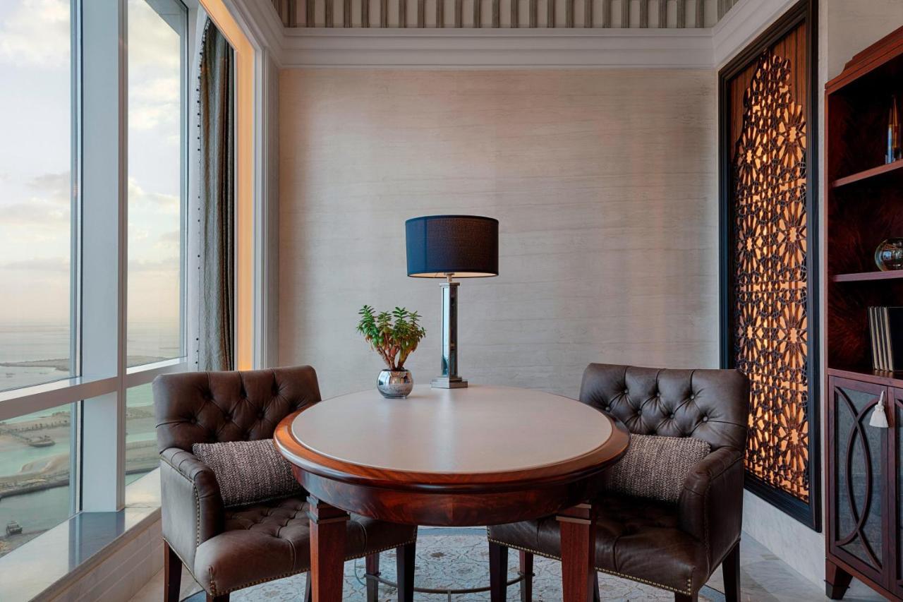 Suite Al Mushref com 1 Quarto, 1 Cama King-size e Vista Mar Parcial