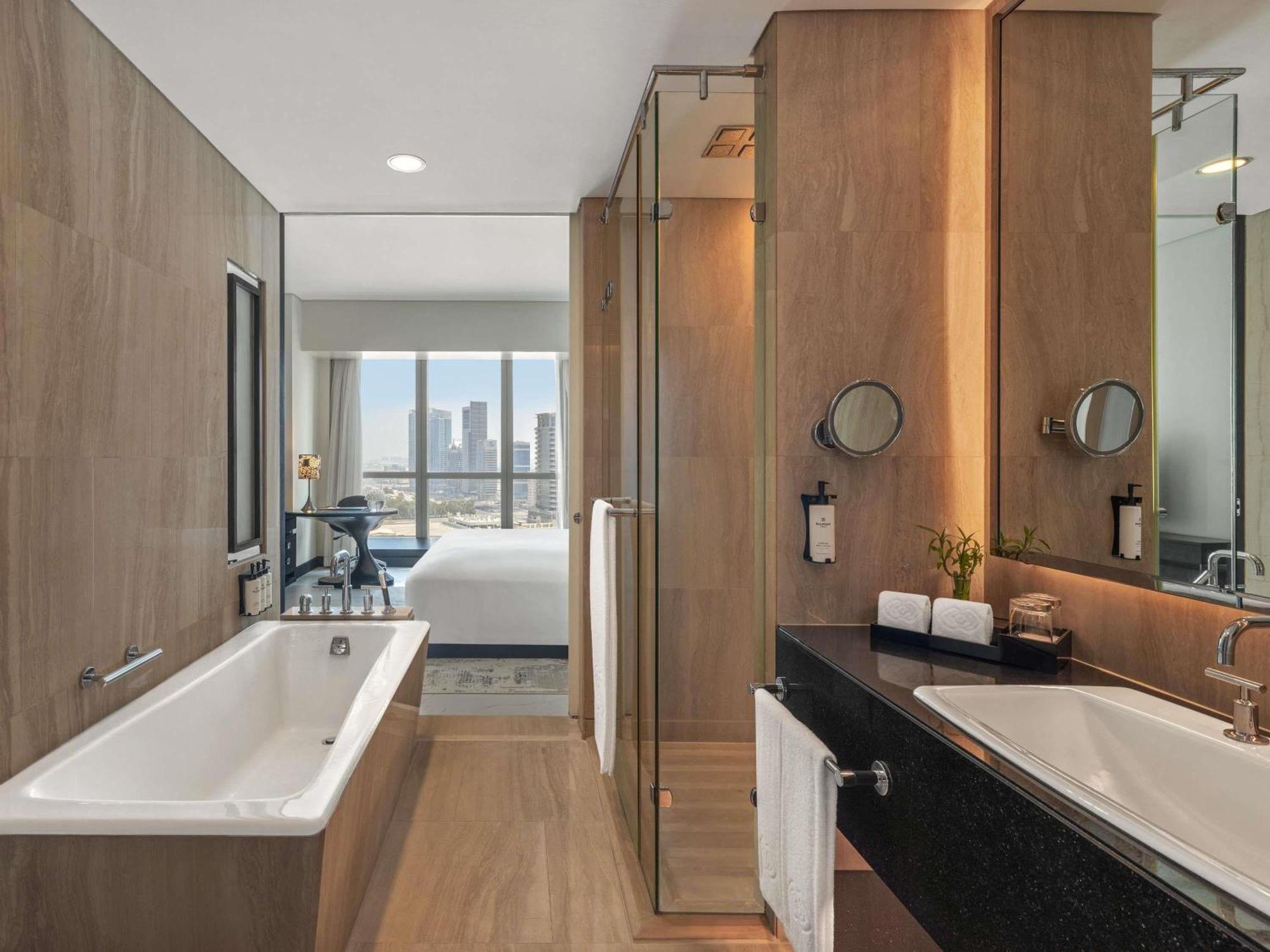 Superior King Room City View
